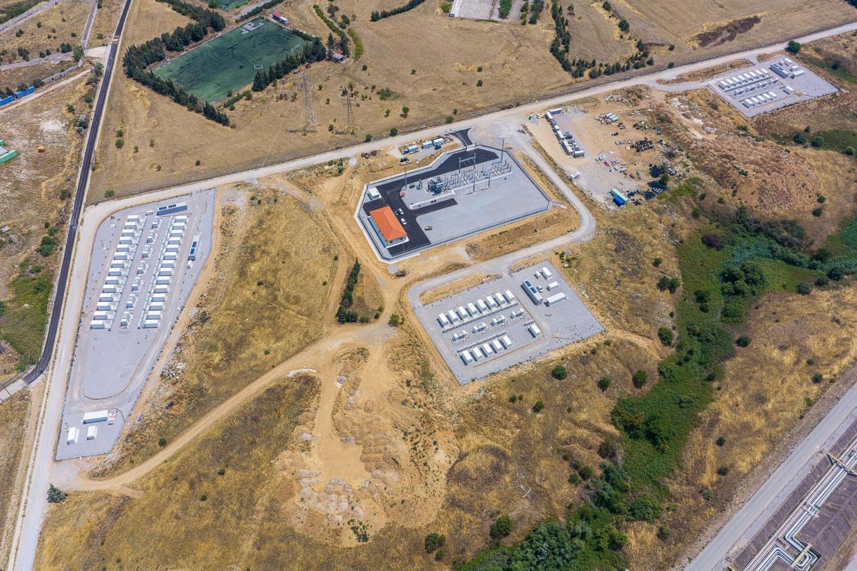 Σε λειτουργία το πρώτο πάρκο «μπαταριών» της HELLENiQ ENERGY 